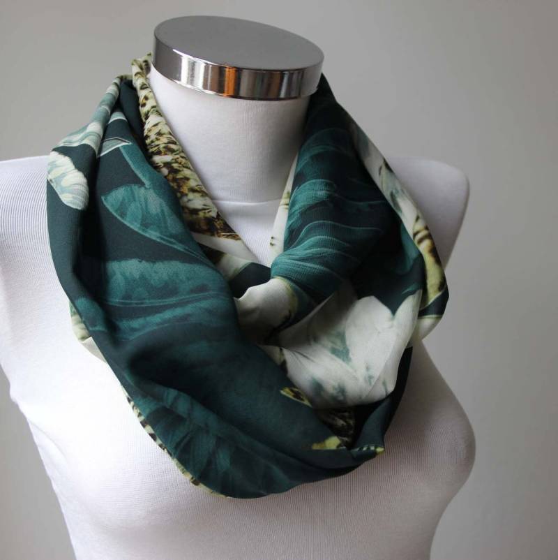 Petrol Grün Weiß Blumen Schlauchschal, Trendiger Design Schal, Für Sie, Frauen Geschenke, Weihnachtsgeschenke von DroppBy