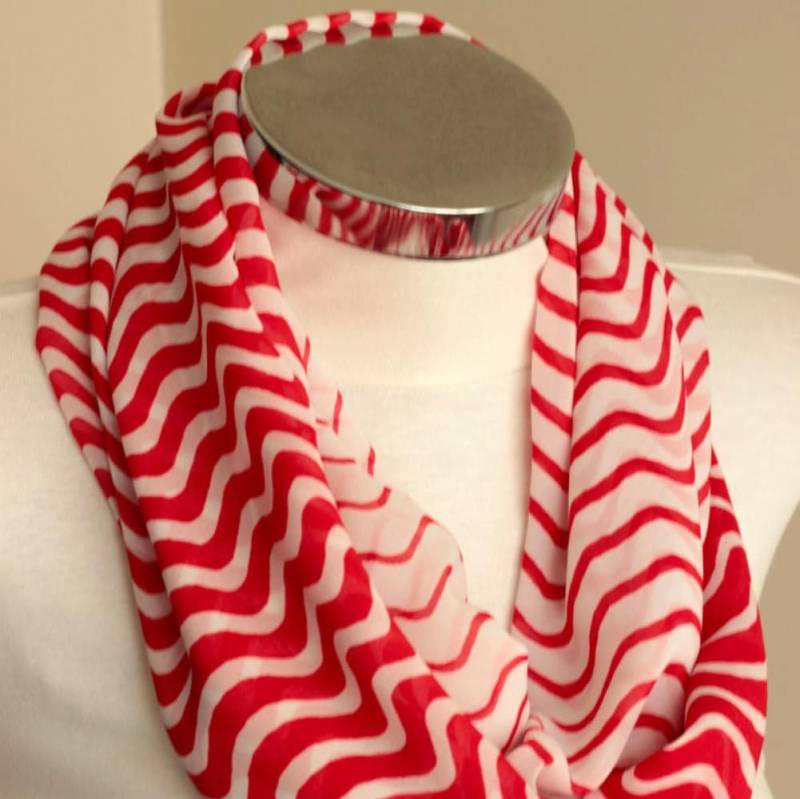 Roter Chevron Infinity-Schal Gewellter Zick-Zack-Schal von DroppBy