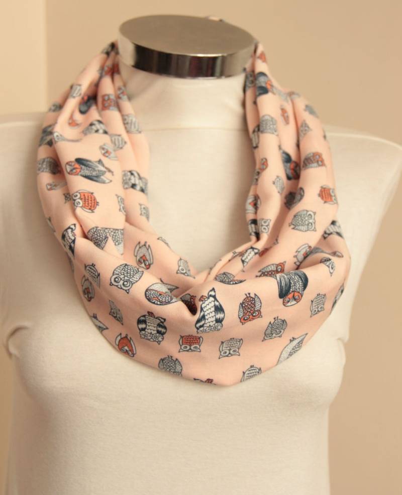 Sehr Eleganter Rosa Eulen Loop Schal, Kleine Eulen, Halloween Geschenke, Weihnachtsfunde, Infinity Mutter Geschenk, Stoff von DroppBy