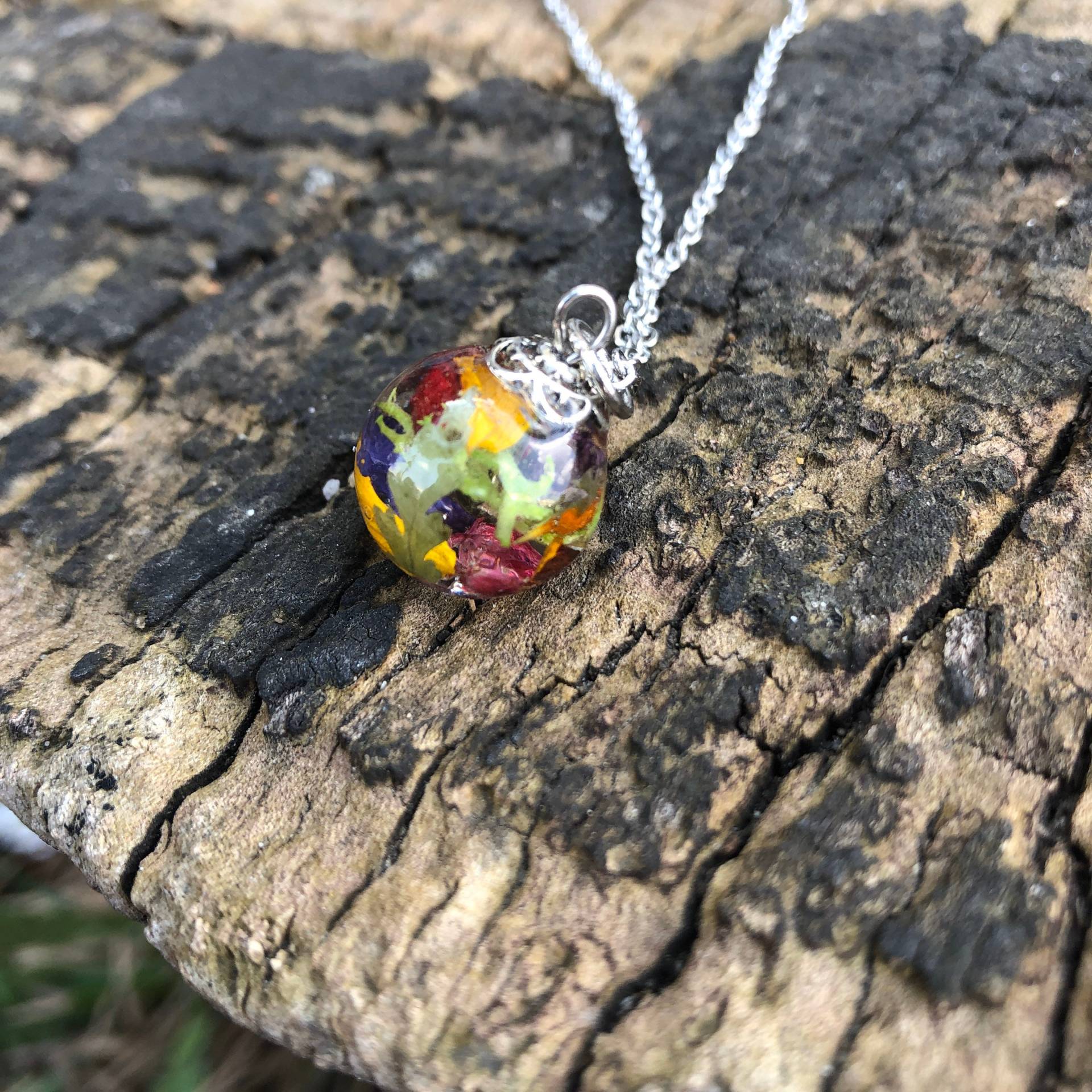 Kugelförmige Echte Blume Harz Halskette Kugelförmige Echte Blume Harz Halskette von DropsOfEmotions