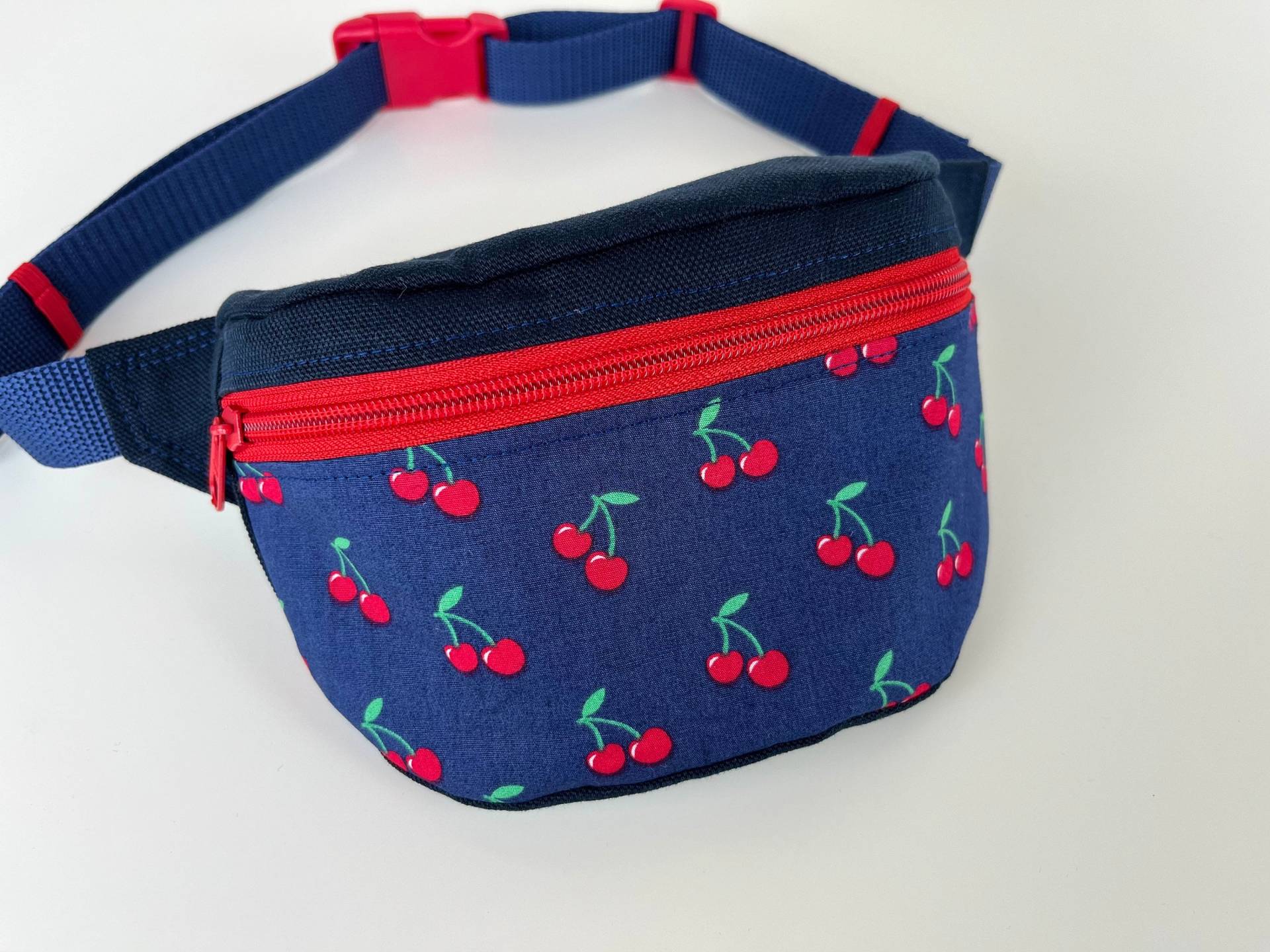 Bauchtasche "Kirschen" Dunkelblau-Rot | 2 Größen Bauchtasche "Kirschen" Dunkelblau-Rot | 2 Größen von DropsPumpkin
