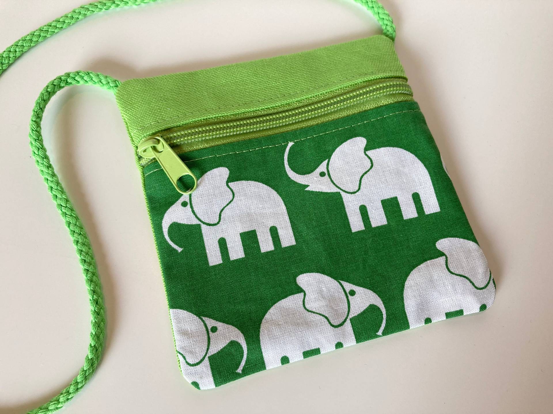 Brustbeutel "Elephant Walk" Grün | Versandfertig Brustbeutel "Elephant Walk" Grün | Versandfertig von DropsPumpkin