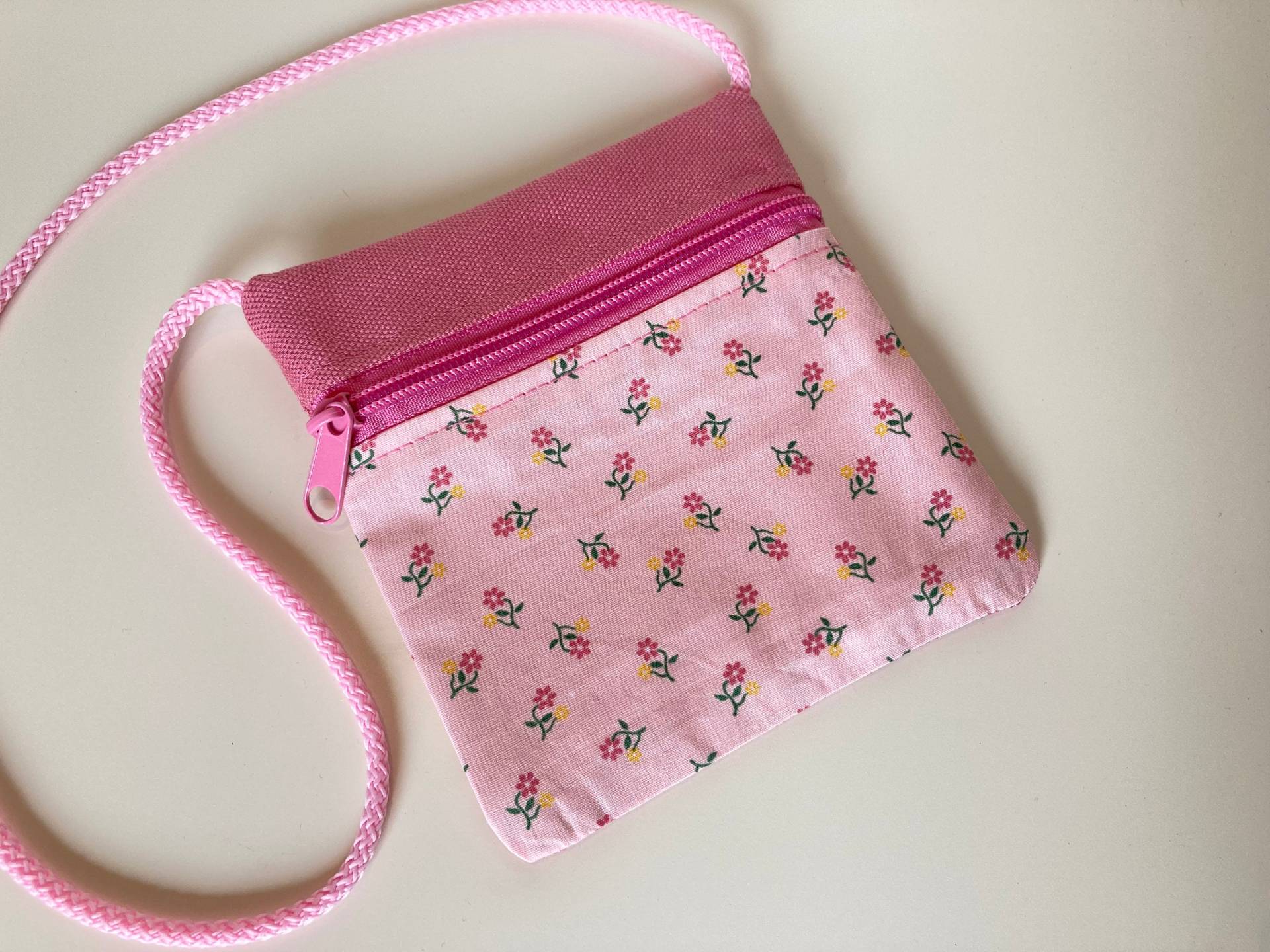 Brustbeutel "Mini-Blumen" Rosa von DropsPumpkin