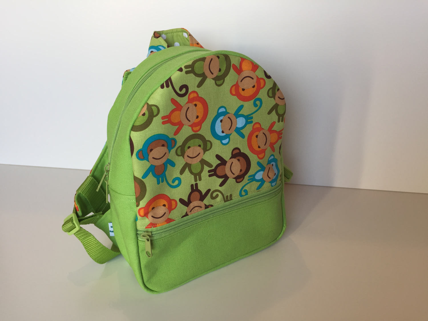 Kinder-Rucksack "Monkey Party" Grün - 2 Größen von DropsPumpkin