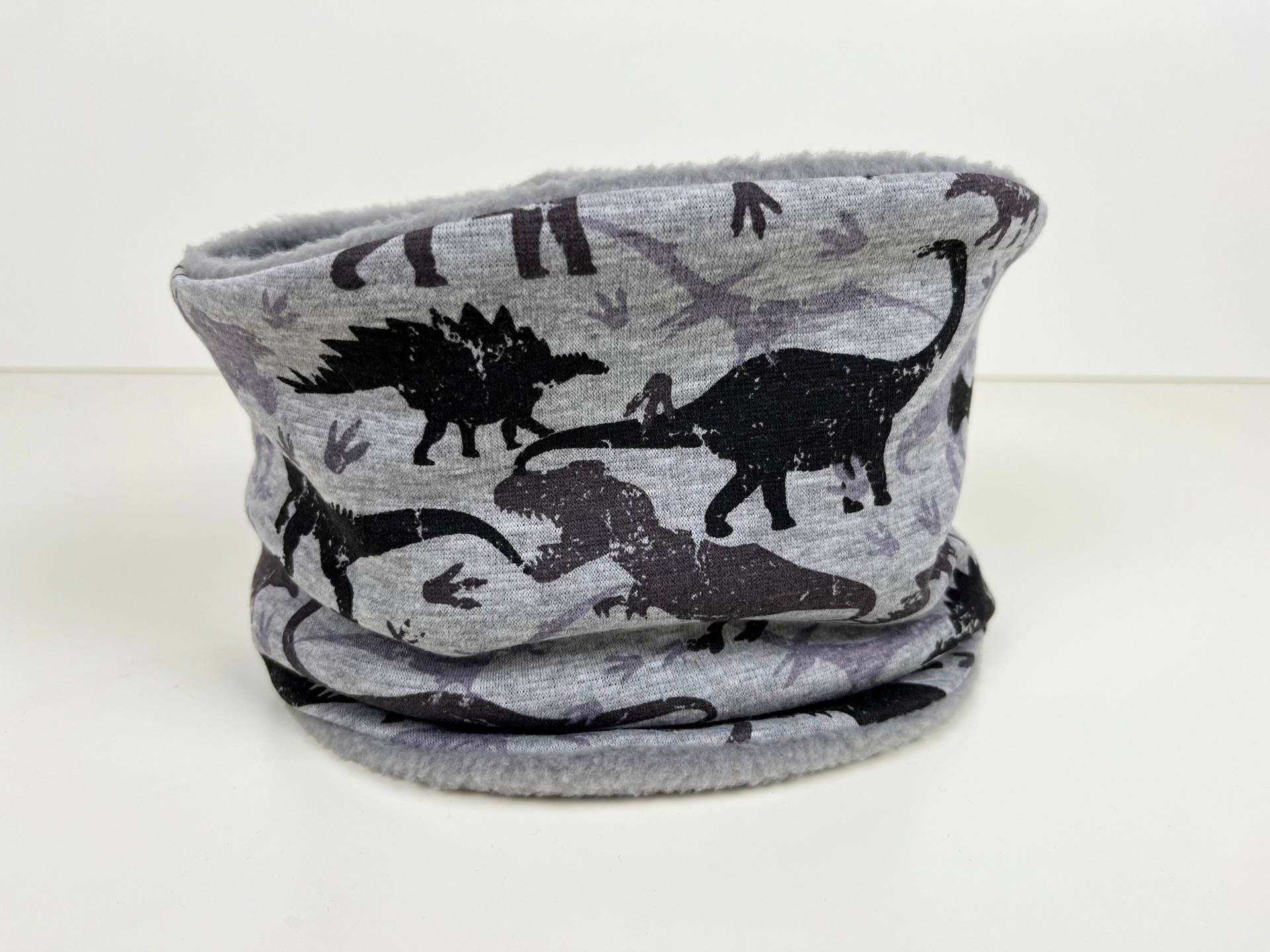 Schal Mit Verschluss "Camou-Dinos' Grau, +Fleece von DropsPumpkin