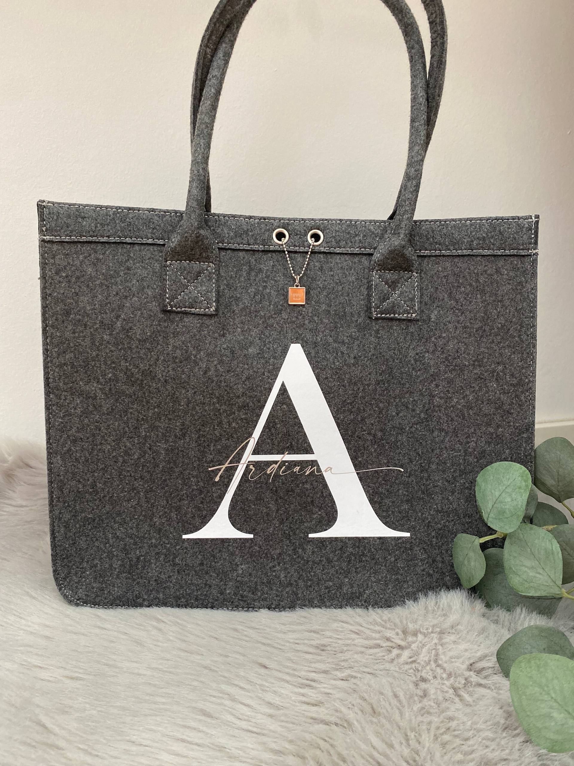 Individuelle, Personalisierte Filztasche Oma Mom Lieblingsmensch von DruckFrischMnfktr