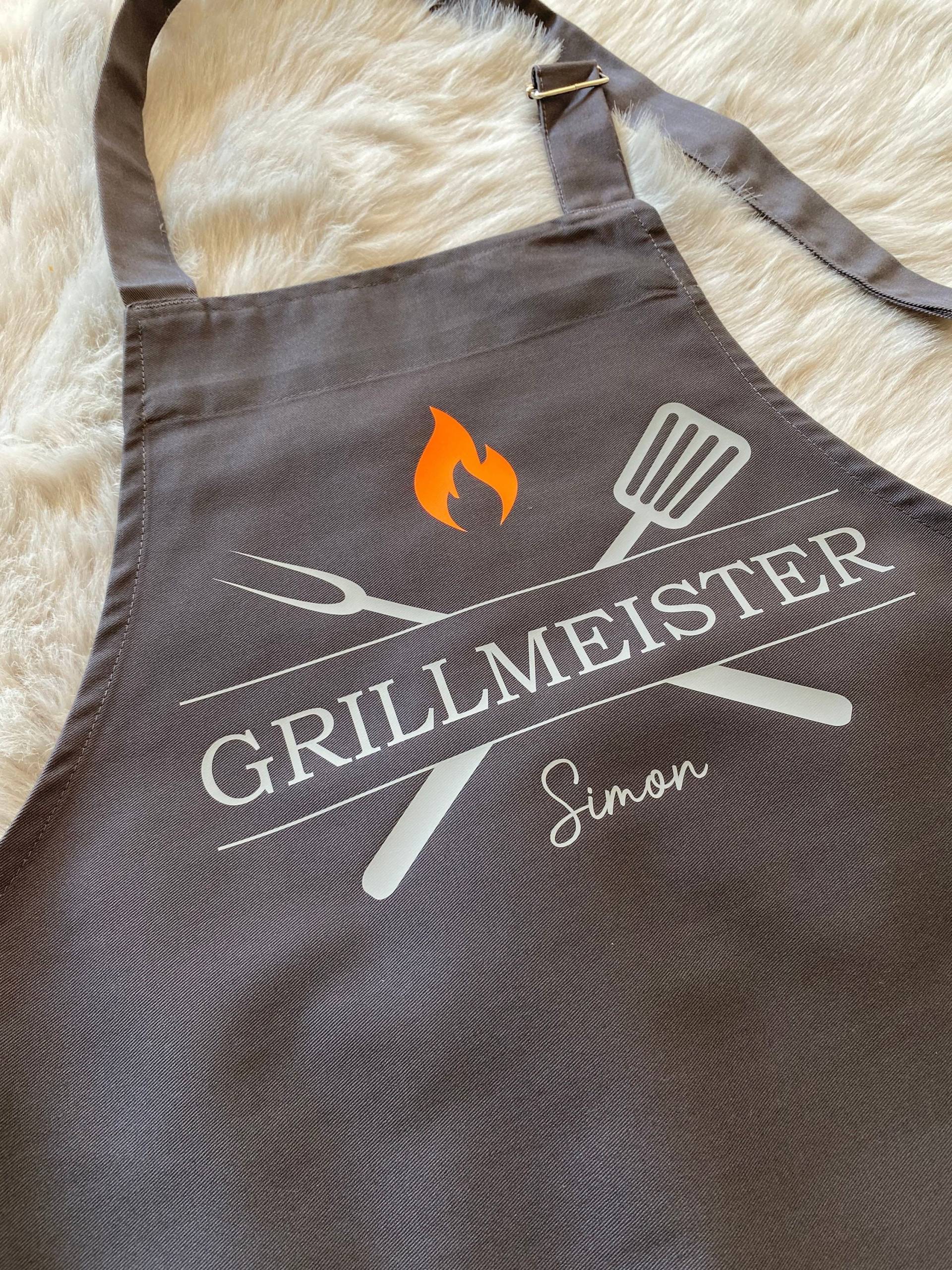 Personalisierte Grillschürze „Grillmeister Deluxe" Schürze Für Männer Mit Name Grillen Vatertag Individuelles Geburtstagsgeschenk Personalisierte Grillschürze „Grillmeister Deluxe" Schürze Für Männer Mit Name Grillen Vatertag Individuelles Geburtstagsgeschenk von DruckFrischMnfktr