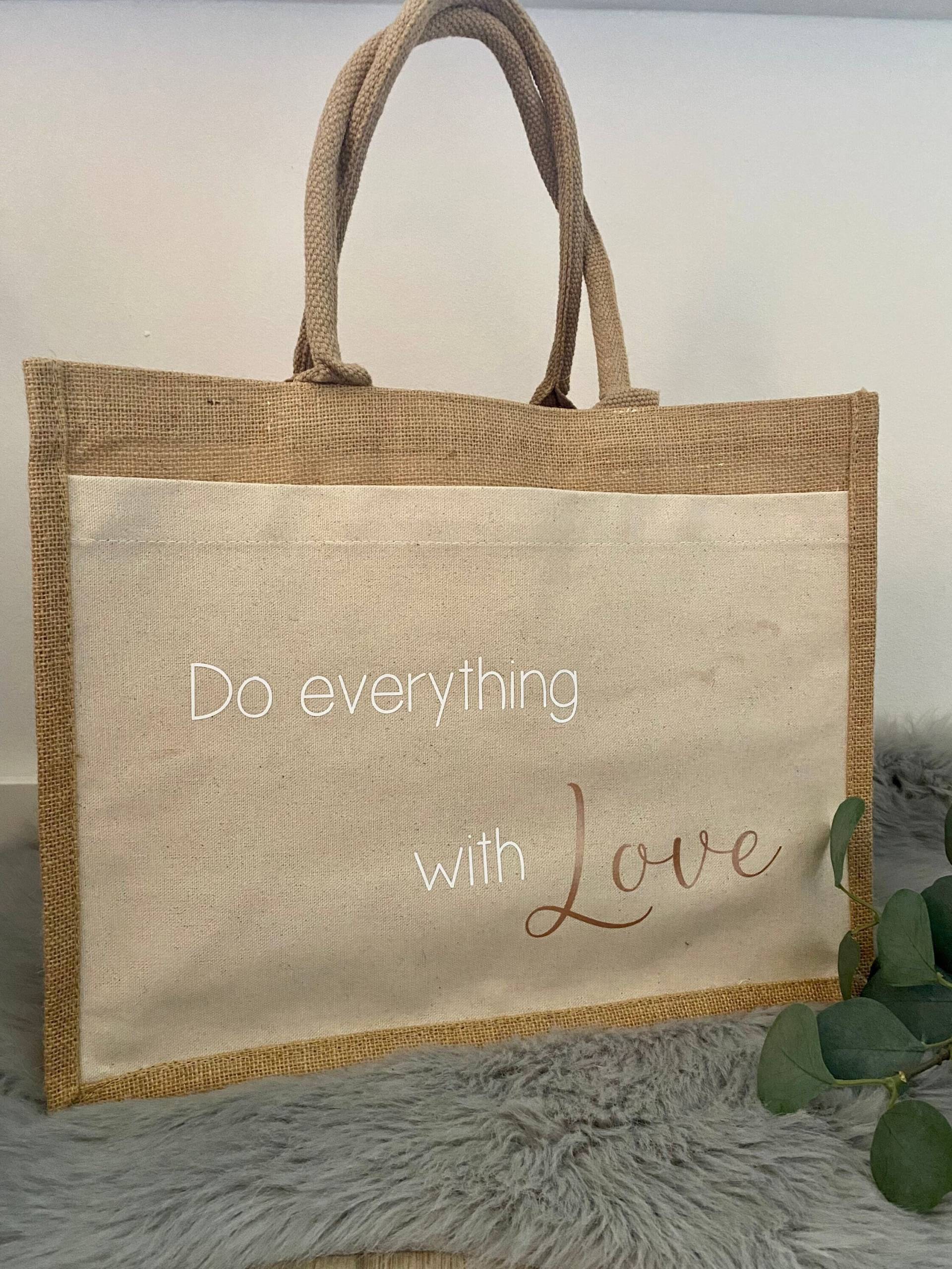 Personalisierte Jutetasche "Do Everything With Love" von DruckFrischMnfktr