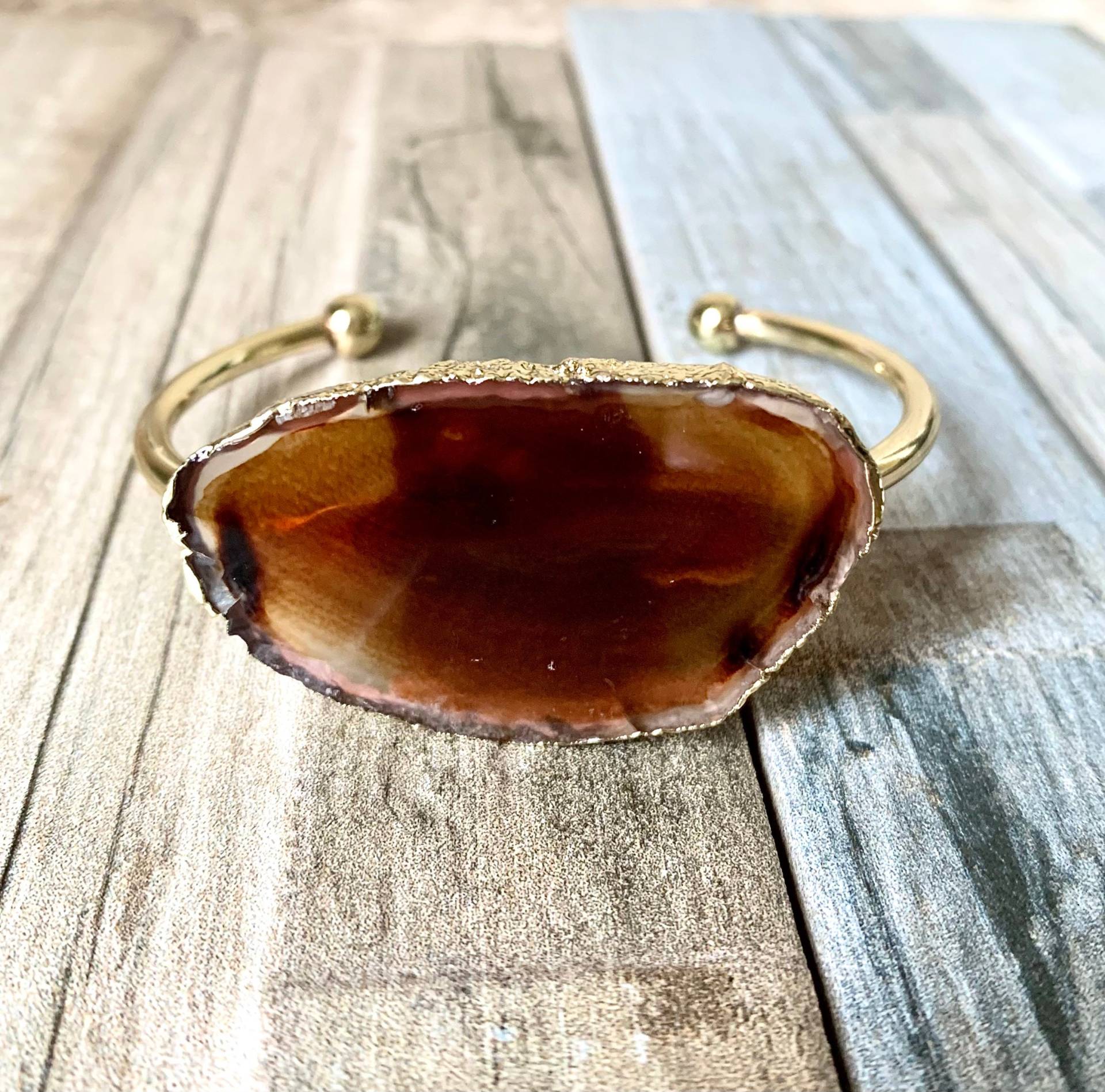 Brandy Lustre Natürliche Scheibe Gold Armreif von DruzyRocksBoutique