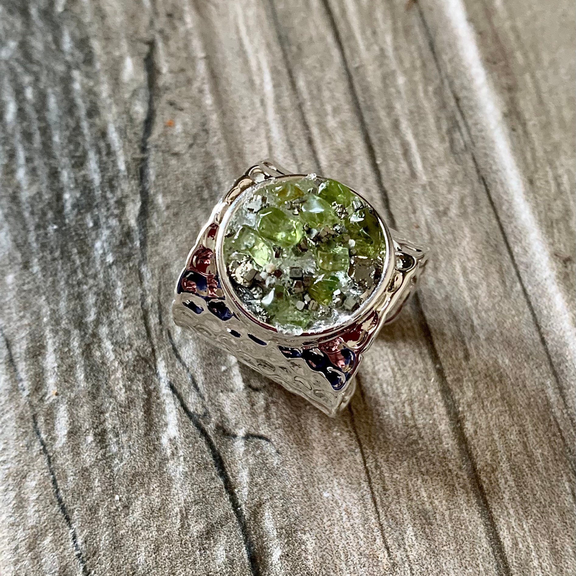 Einzigartiger Peridot - Und Pyrit-Zigarrenring, Silber von DruzyRocksBoutique