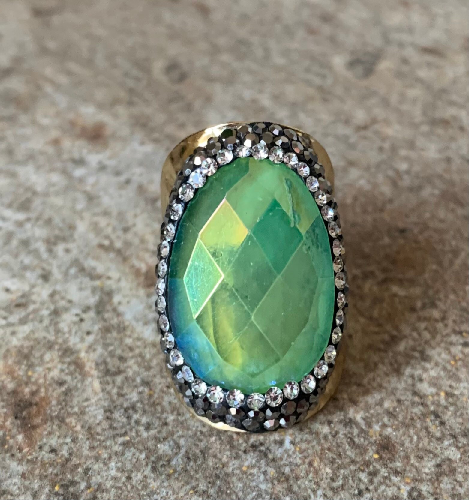 Facettierte Peridot Ring, Gold, Naturkristall von DruzyRocksBoutique