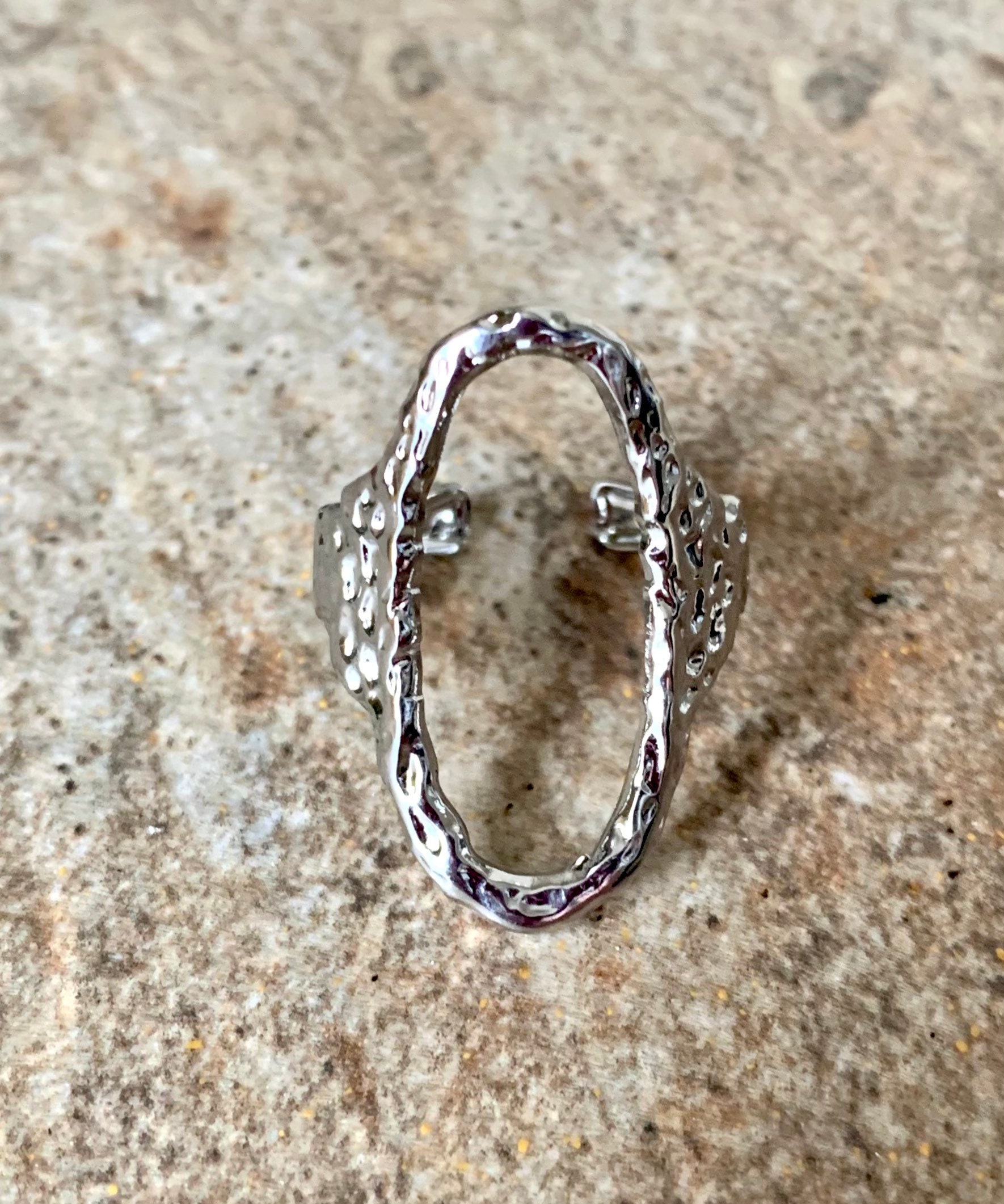 Gehämmerter Stahl Oval Offener Ring.. Silber von DruzyRocksBoutique