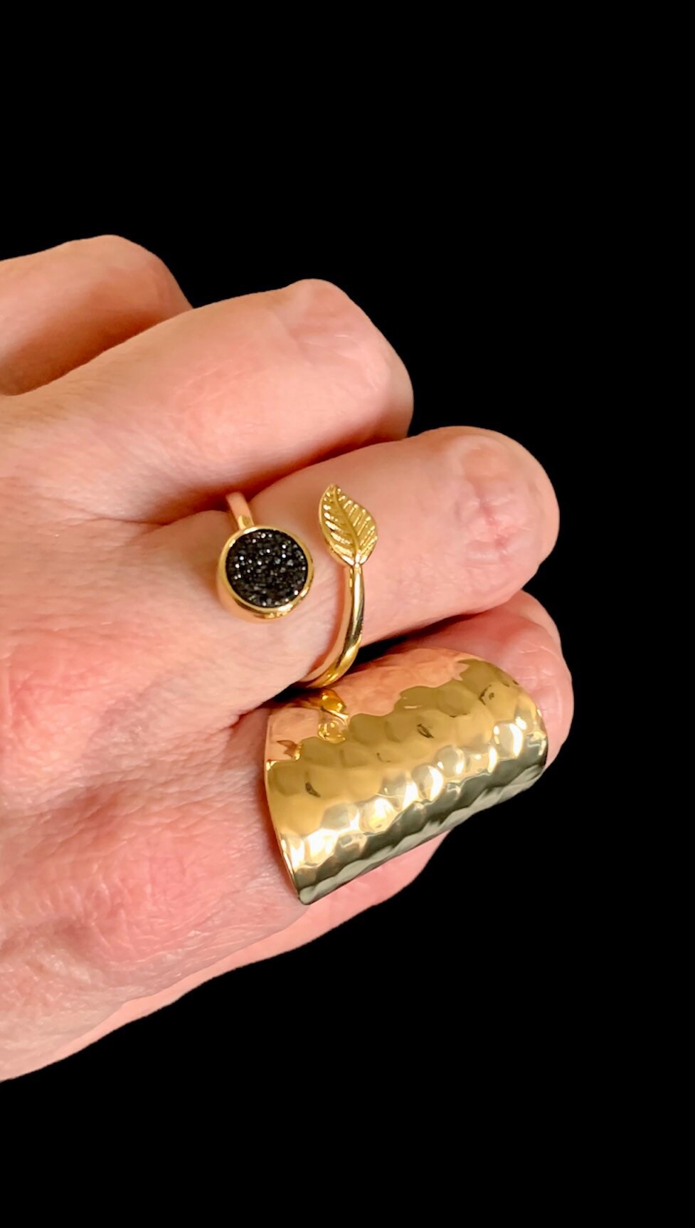 Jax Druzy Blatt Ring, Gold, Schwarz von DruzyRocksBoutique