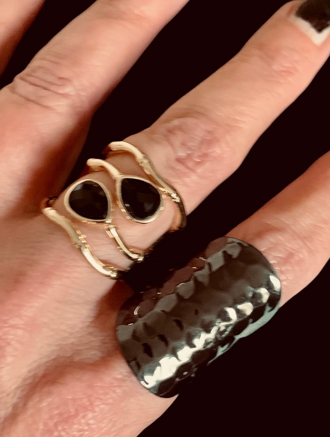 Onyx Wellen Ring, Gold Größe M von DruzyRocksBoutique