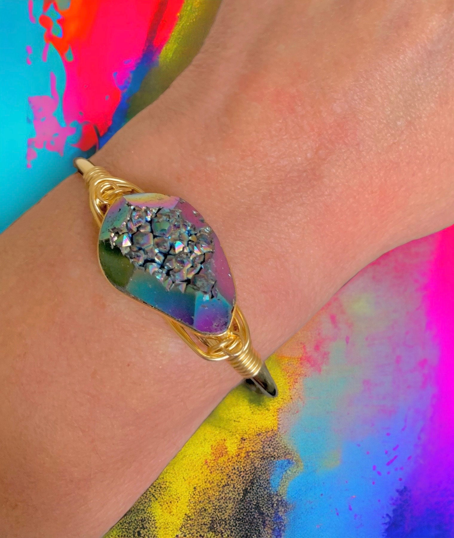 Regenbogen Druzy Gold Offener Armreif von DruzyRocksBoutique