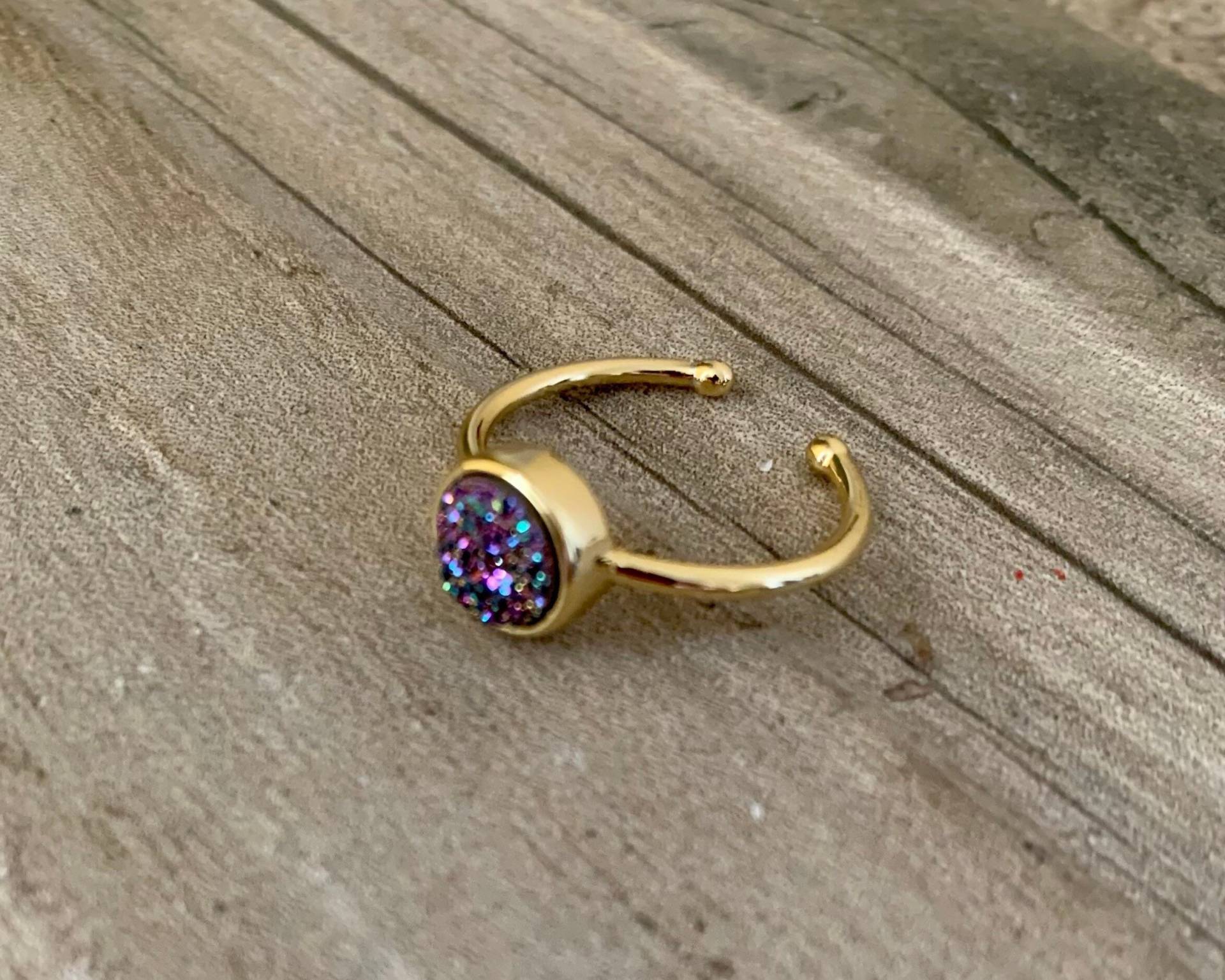 Regenbogen Druzy Lünette Set Ring, Gold, Verstellbar von DruzyRocksBoutique