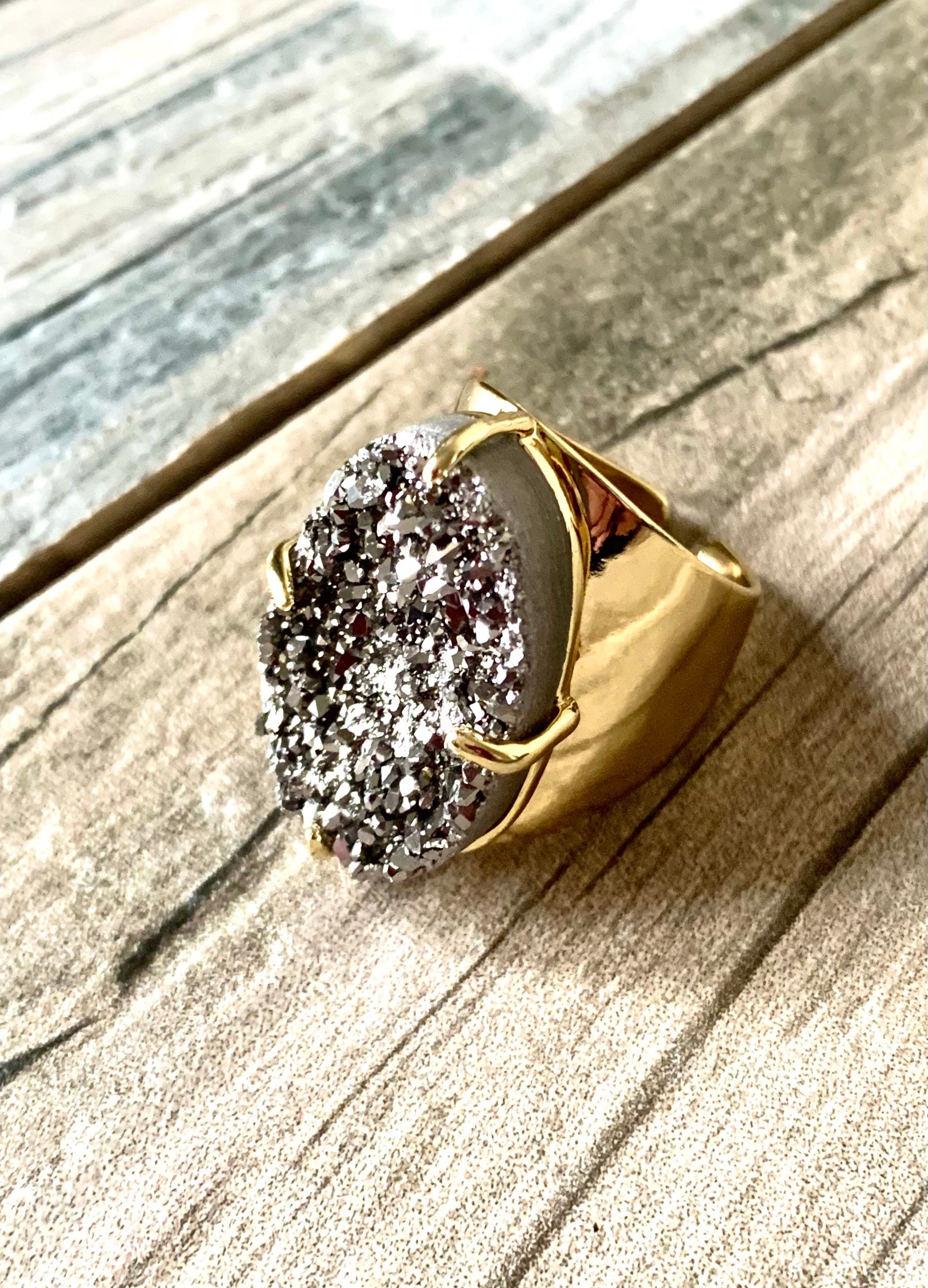 Silber Titan Druzy Gold Manschettenring von DruzyRocksBoutique