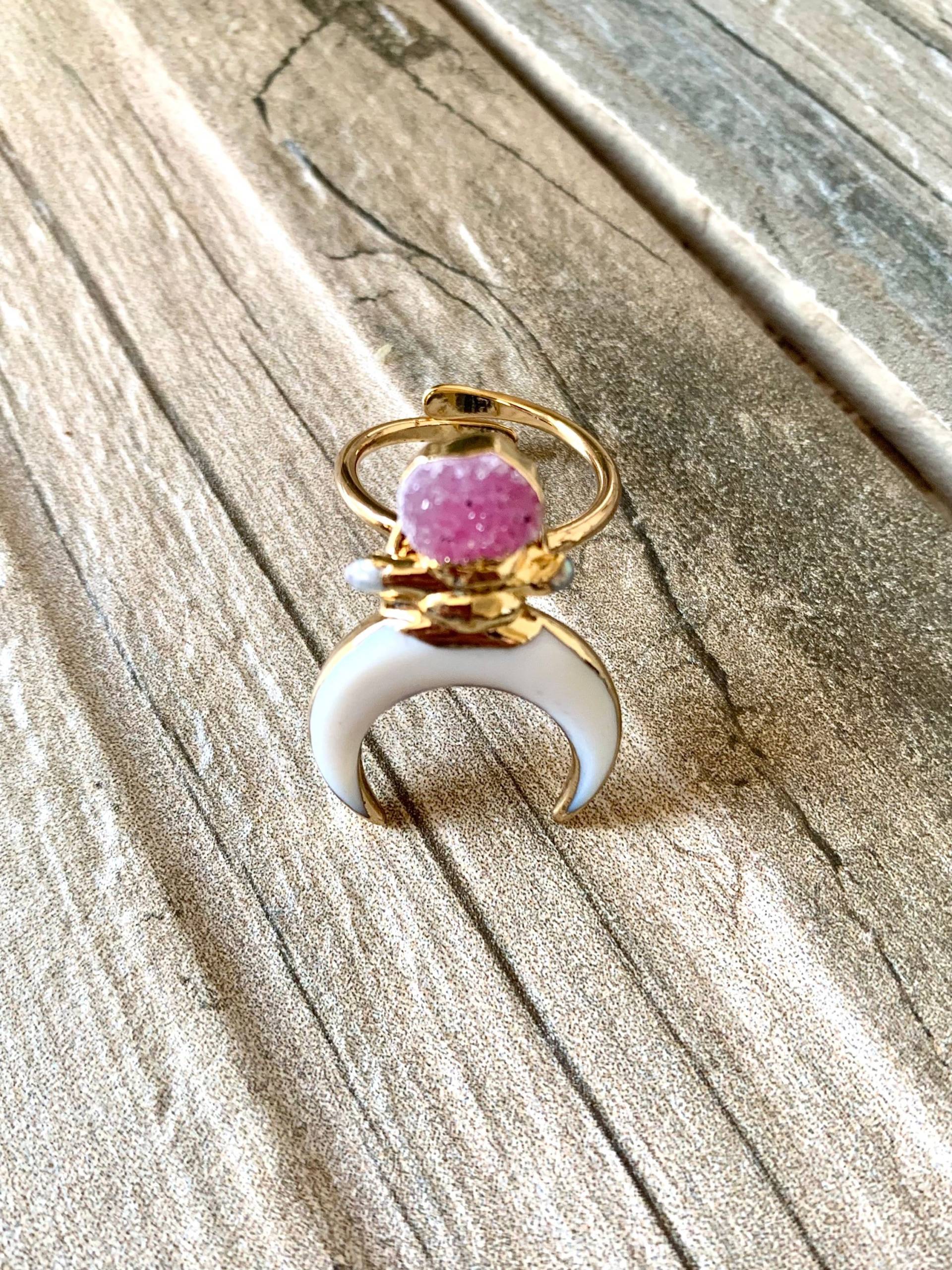 Single Pink Druzy Moon Gold Ring von DruzyRocksBoutique