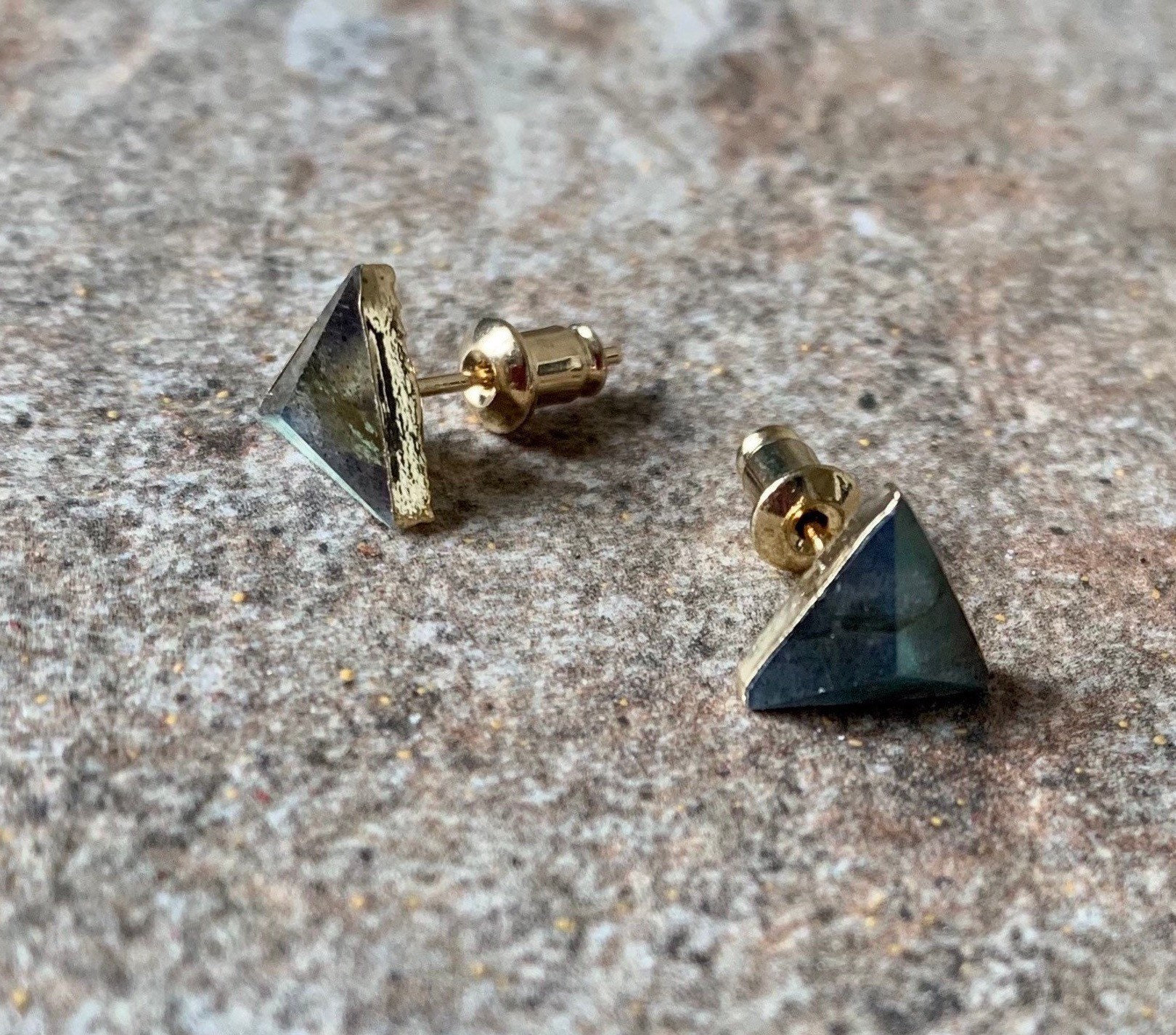 Winzige Pyramide Labradorit Facettierte Ohrstecker, Gold Dreieckige Ohrringe von DruzyRocksBoutique