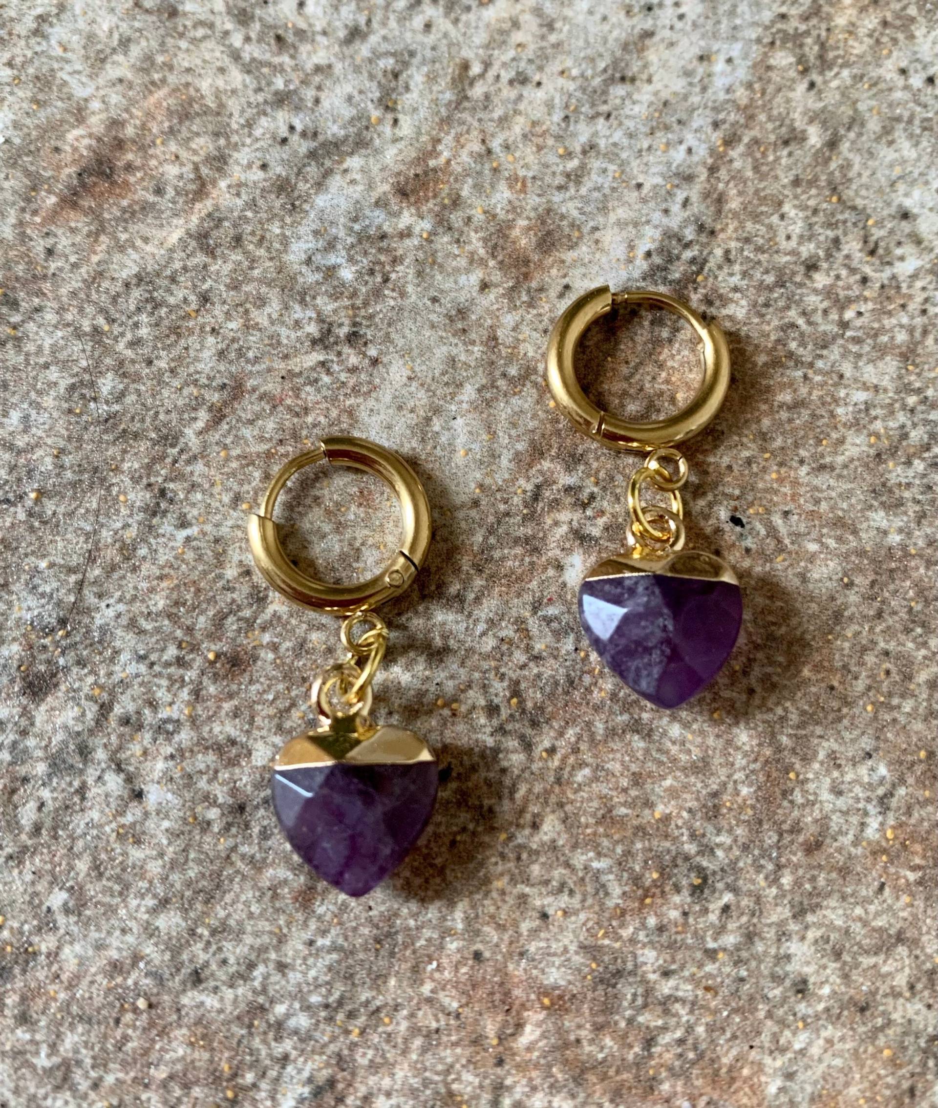 Zierliche Amethyst Huggies, Facettierte Herzen, Gold, Edelstahl von DruzyRocksBoutique