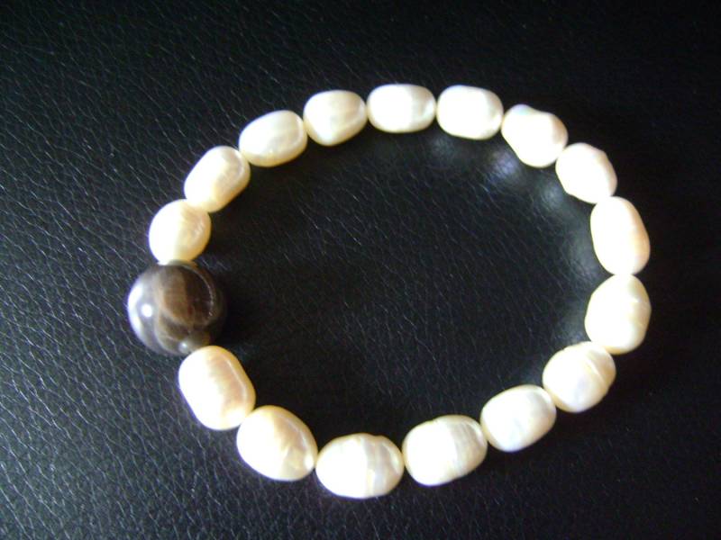 Natürliche Weiße Süßwasser Kartoffel Perle Und Grauem Mondstein Stretch Armband Natürliche Weiße Süßwasser Kartoffel Perle Und Grauem Mondstein Stretch Armband von Druzyfloozy