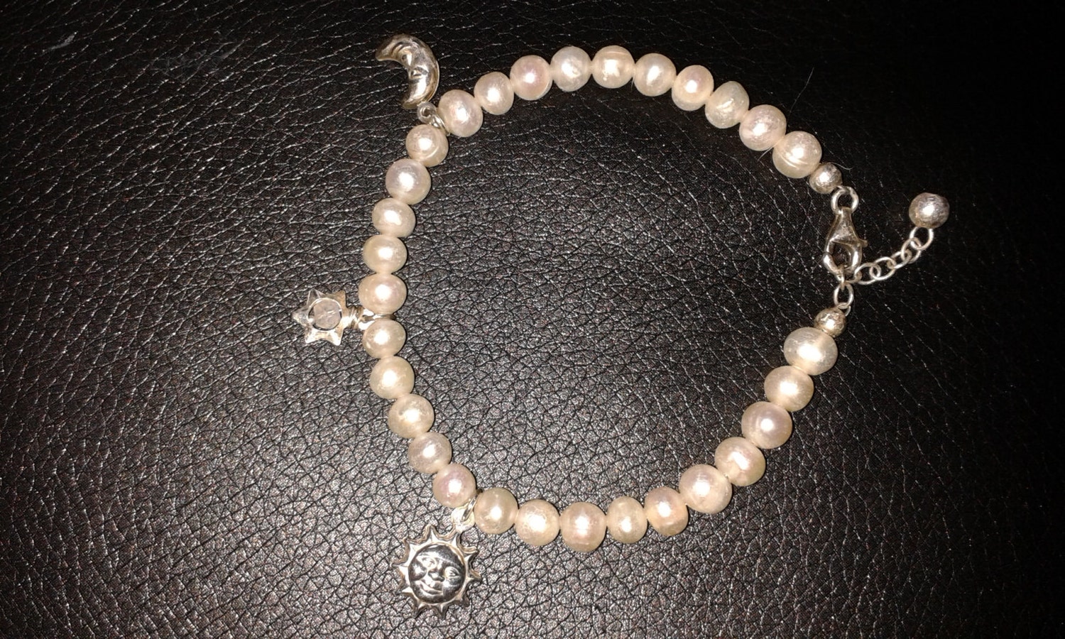 Natürliche Zuchtperlen Weiße Perle Und Sterling Silber Charm Armband Sonne Mond Sterne Mit Regenbogen-Mondstein Natürliche Zuchtperlen Weiße Perle Und Sterling Silber Charm Armband Sonne Mond Sterne Mit Regenbogen-Mondstein von Druzyfloozy