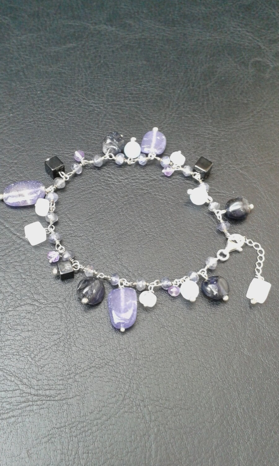 sterling Silber Echte Edelstein Charm Armband Mit Iitor, Mondstein, Schwarzer Spinell, Amethyst, Blau Aventurin Und Blass Facettierten Quarz sterling Silber Echte Edelstein Charm Armband Mit Iitor, Mondstein, Schwarzer Spinell, Amethyst, Blau Aventurin Und Blass Facettierten Quarz von Druzyfloozy