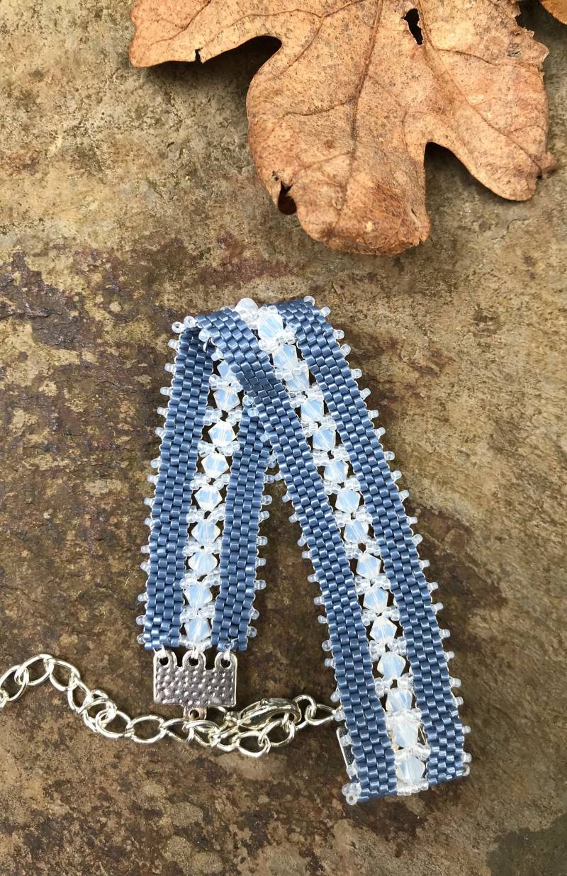 Armband Aus Opak Weiß Swarovsky Bicone Und Rocailles, Verstellbar von DryaduirDesign