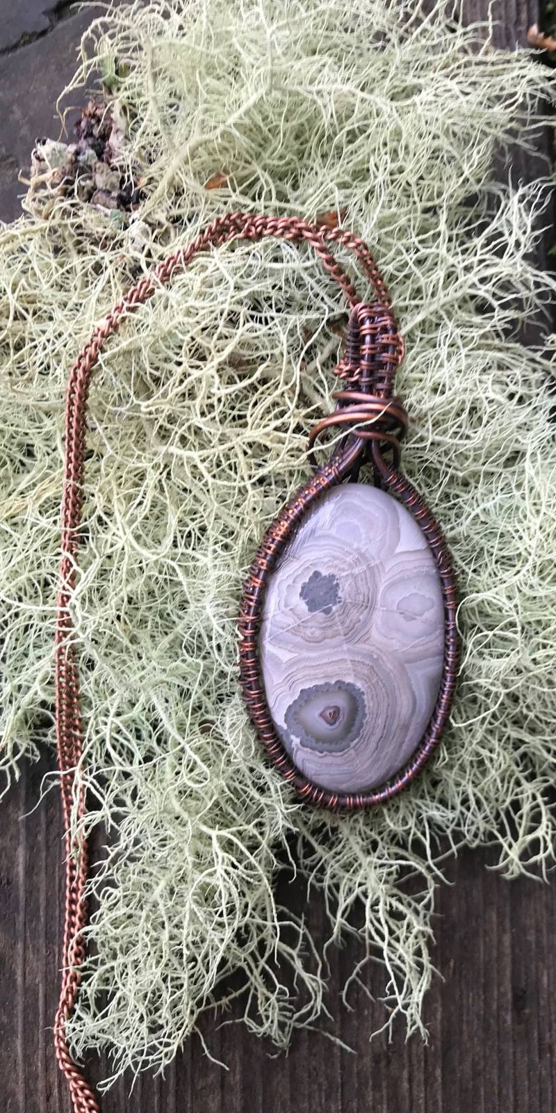 Grauer Botswana Achat Anhänger, Draht Geflochten Und Mit Oxidierten Kupferdrähten Umwickelt von DryaduirDesign