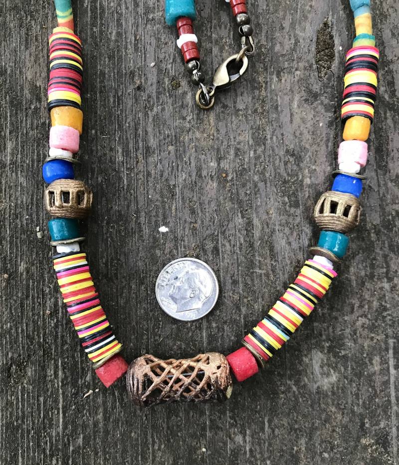 Halskette Mit Recycelter Schallplatte Ghana Glas & Messing Akzent, Afrikanisch Inspiriert von DryaduirDesign