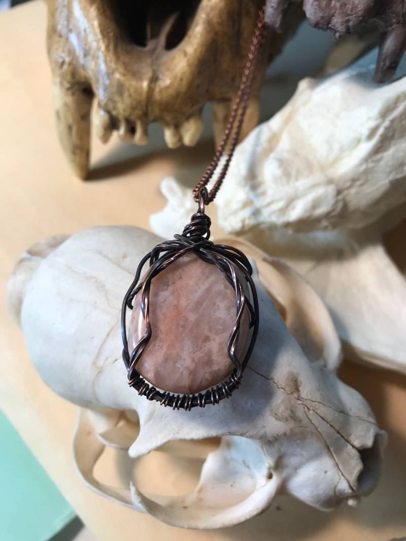 Oxidierter Kupferdraht Eingewickelter Rosa Opal Anhänger - 76 cm Kette Oxidierter Kupferdraht Eingewickelter Rosa Opal Anhänger - 76 cm Kette von DryaduirDesign