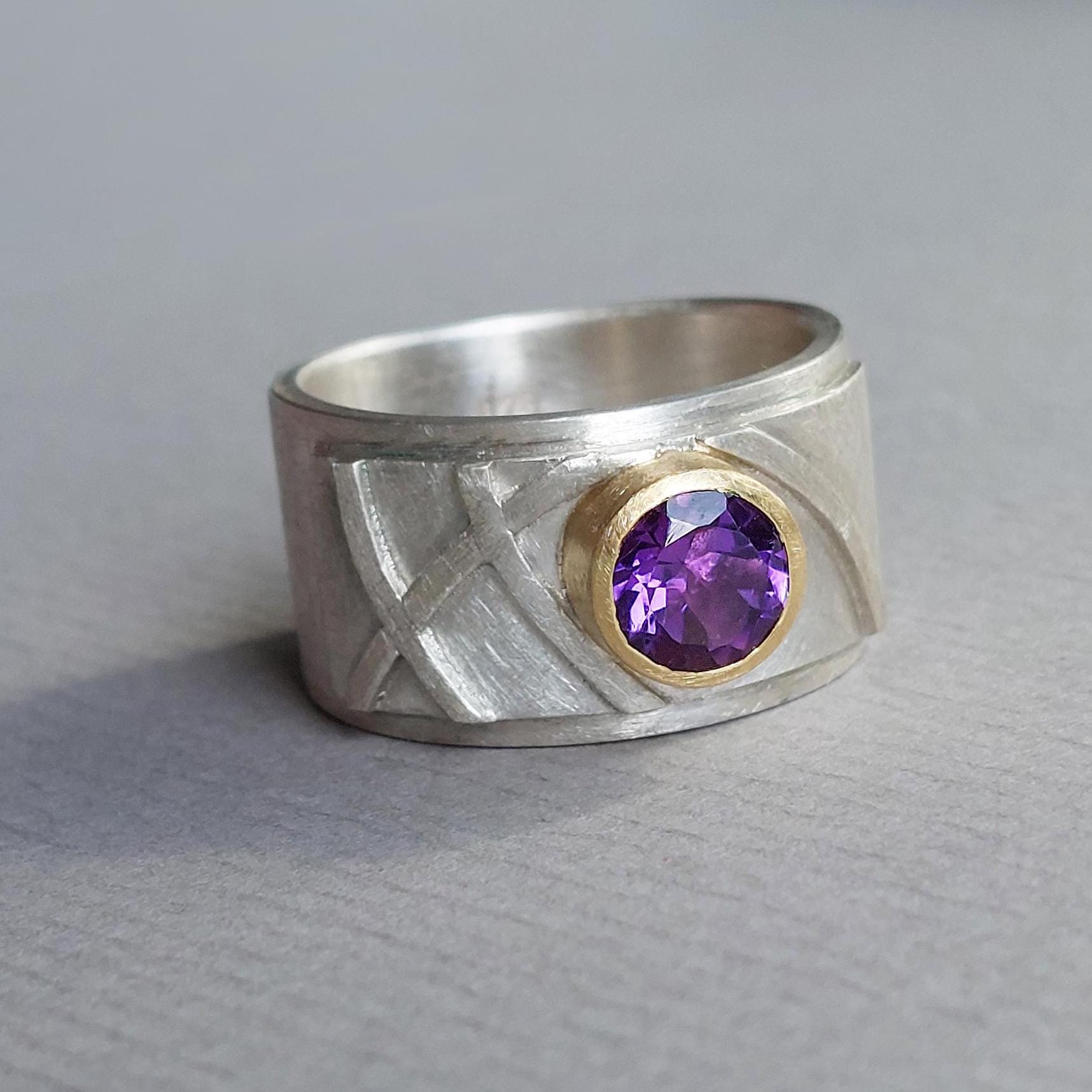 Amethystring Silber Und 750 Gold Gr. 58 Grafisch Belötet Mit Violettem Edelstein in Gelbgoldfassung - Dsiho von Dsiho