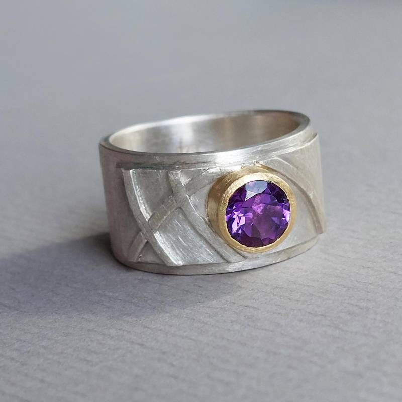Amethystring Silber Und 750 Gold Gr. 58 Grafisch Belötet Mit Violettem Edelstein in Gelbgoldfassung - Dsiho von Dsiho