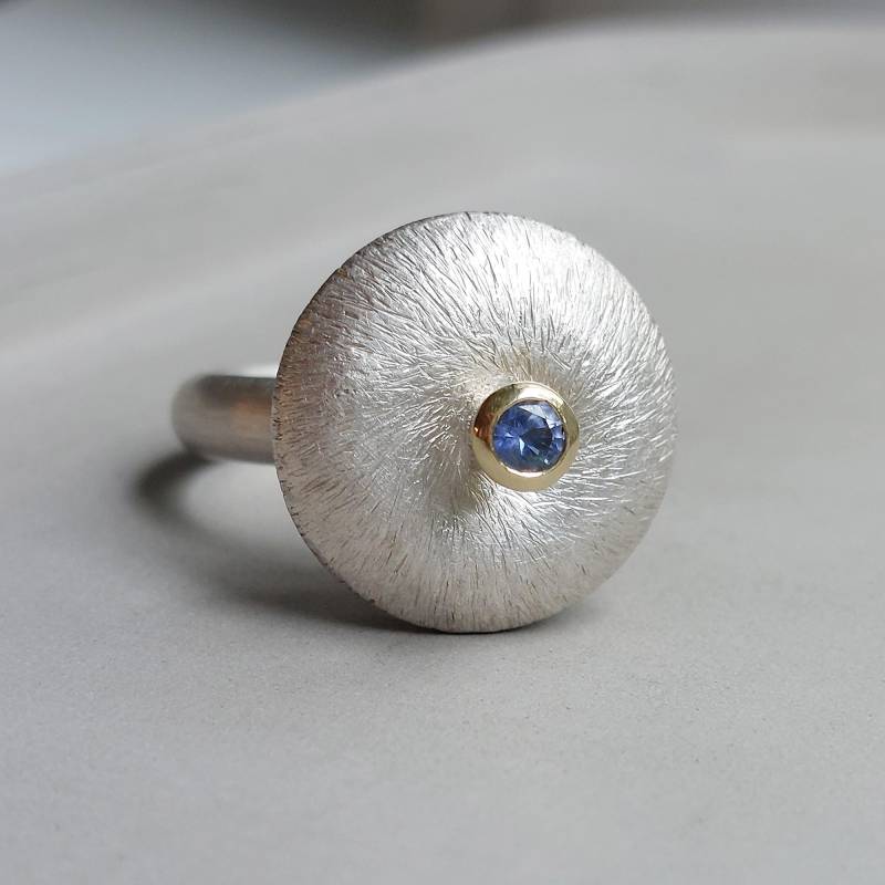 Blauer Saphir-Silberring Mit 585 Gold, Ring Großer Silberlinse Und "Schwebendem" Blauem Safir in 14 Karat Recycling-Gold-Fassung - Dsiho von Dsiho