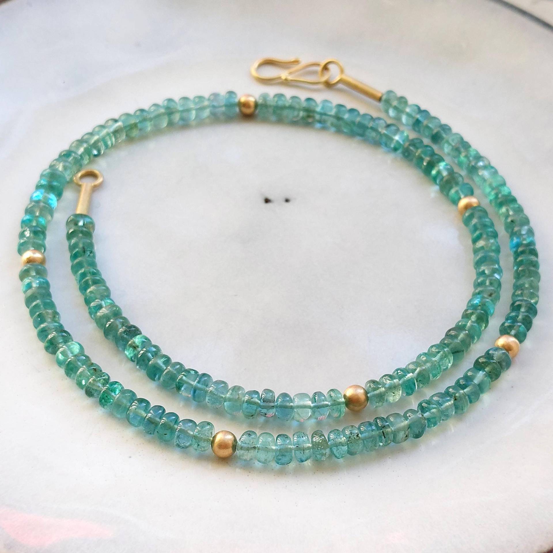 Blaugrüne Smaragdkette 750 Gold Edelsteinkette Mit Transparenten Edelsteinrondellen Und Handgearbeitetem Gelbgold S-Hakenverschluss - Dsiho von Dsiho