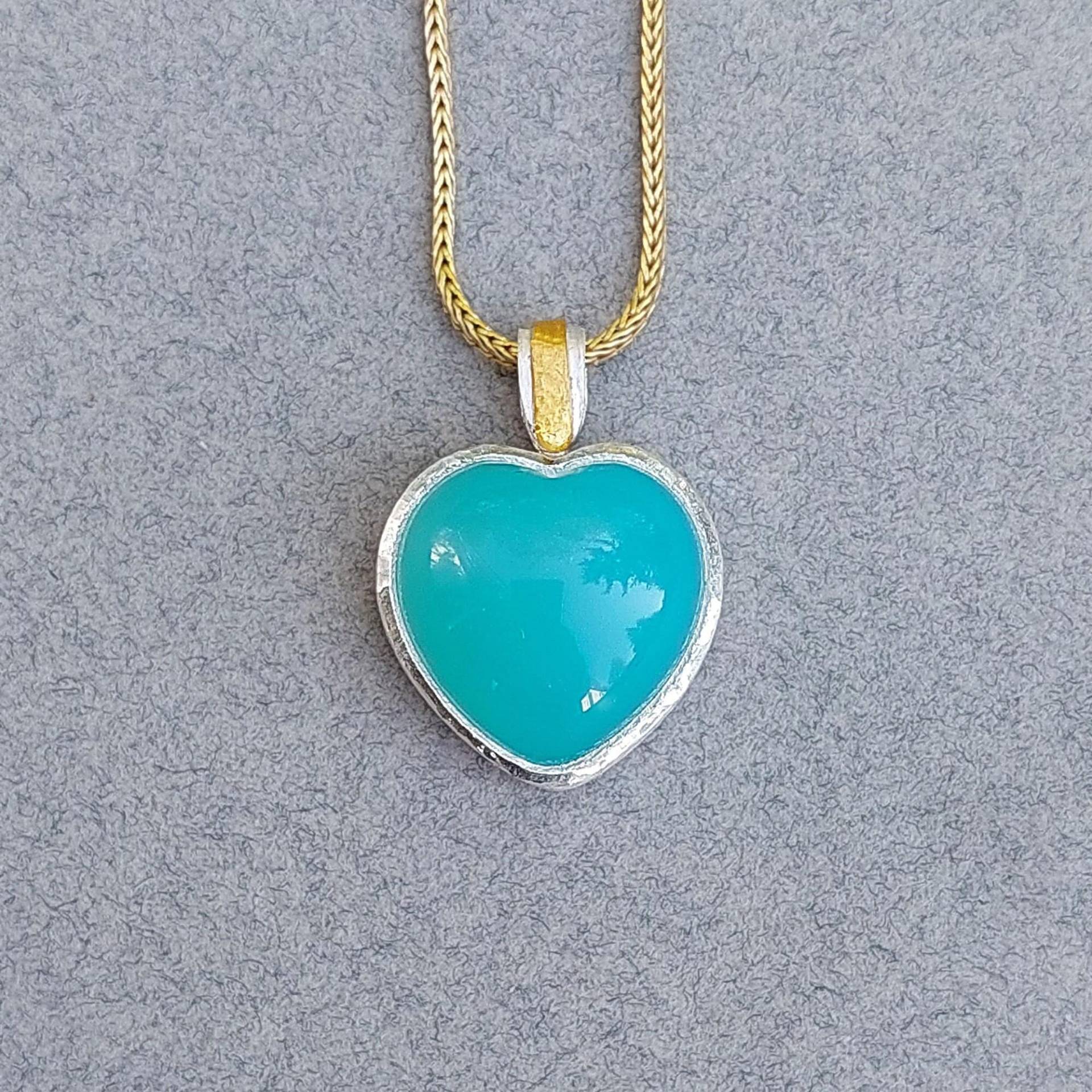 Himmelblauer Chalcedon Herzanhänger in Feinsilber Mit 24 Karat Feingold Handgearbeiteter Großer Anhänger Edelsteinherz - Dsiho von Dsiho