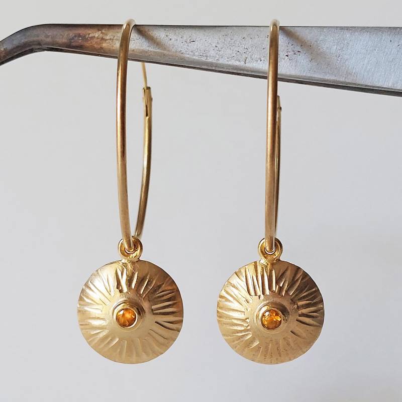 Creolen Mit Goldenen Citrin-Sonnen Feingoldplattierte Und Handgearbeitete Sonneneinhänger Golden Funkelnden Edelsteinen - Dsiho von Dsiho