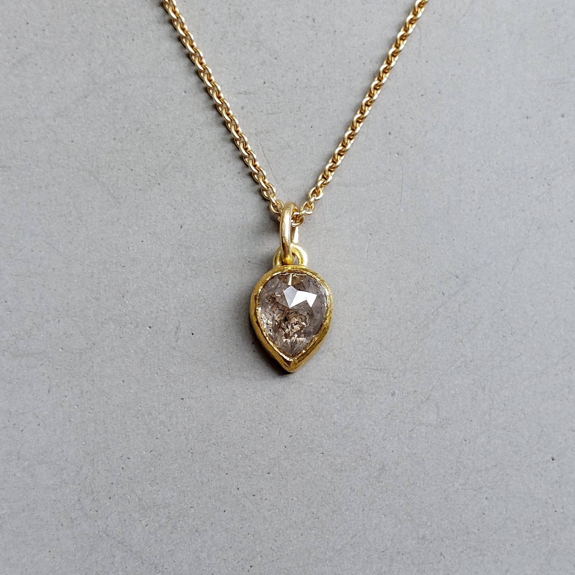 Brauner Diamanttropfenanhänger 1 Ct. Handgearbeitet in 999 Feingold Mit Hammerschag Und 750 Gelbgold Diamant Im Rosenschliff - Dsiho Brauner Diamanttropfenanhänger 1 Ct. Handgearbeitet in 999 Feingold Mit Hammerschag Und 750 Gelbgold Diamant Im Rosenschliff - Dsiho von Dsiho