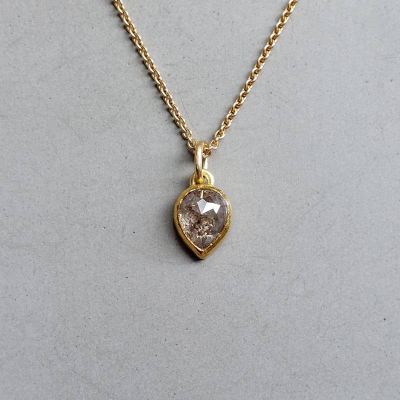 Brauner Diamanttropfenanhänger 1 Ct. Handgearbeitet in 999 Feingold Mit Hammerschag Und 750 Gelbgold Diamant Im Rosenschliff - Dsiho Brauner Diamanttropfenanhänger 1 Ct. Handgearbeitet in 999 Feingold Mit Hammerschag Und 750 Gelbgold Diamant Im Rosenschliff - Dsiho von Dsiho