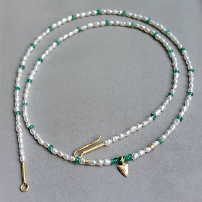 Feines Perlen-Smaragd-Collier 750 Gold, Zarte Zuchtperlenkette Mit Smaragden Und Kleinem Handgearbeitetem 18 K Goldpfeil-Anhänger - Dsiho von Dsiho