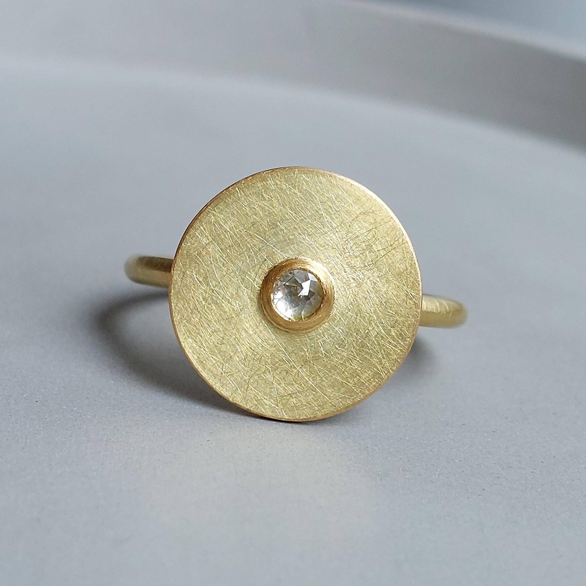 Goldscheibenring Mit Rosenschliffdiamant Gr. 56 in 750 Gold Handgearbeitet Großer Gelbgoldscheibe Und Kleinem Weißen Diamanten - Dsiho von Dsiho