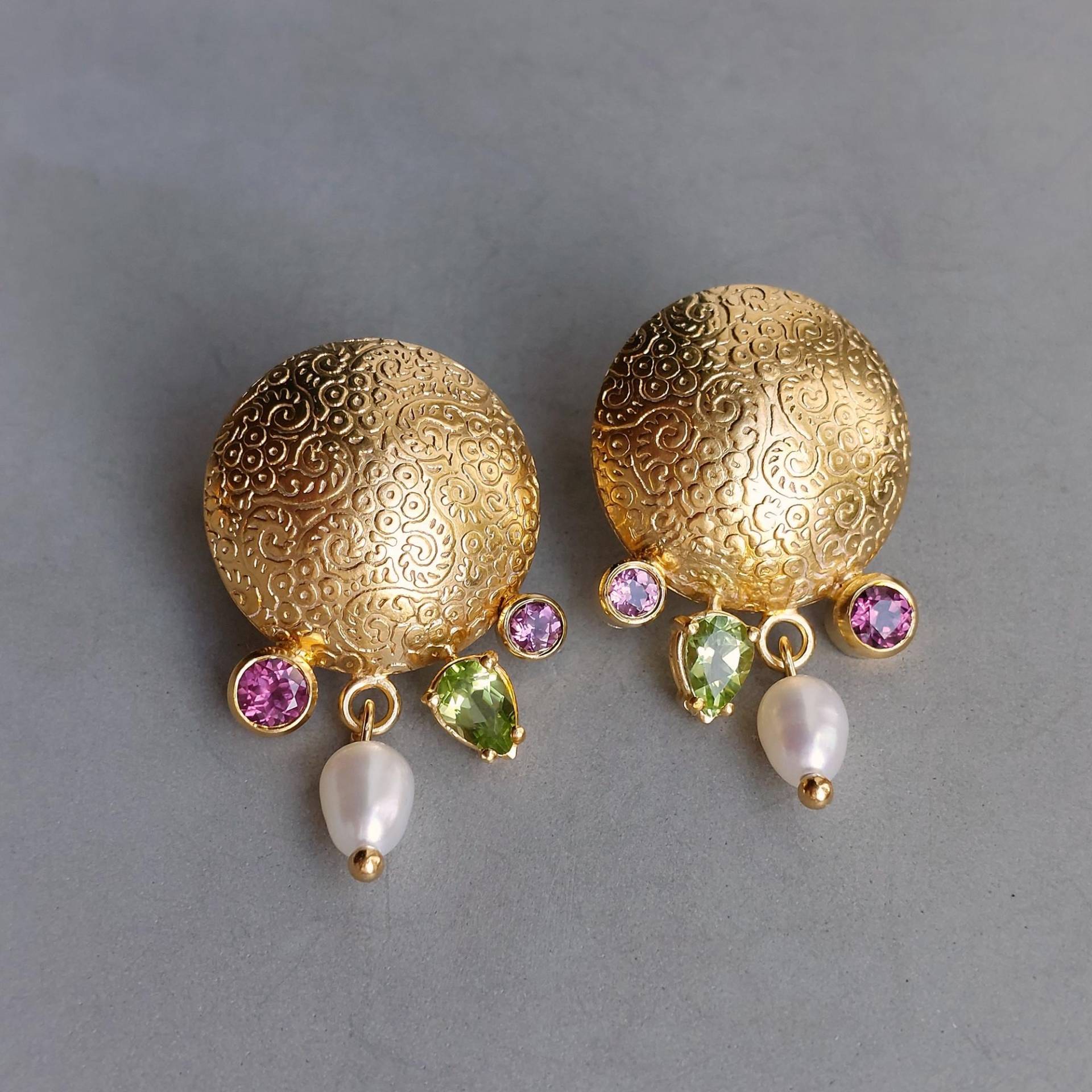 Große Farbstein-Button-Ohrstecker 24 Karat Goldplattiert Handgearbeitet Mit Rhodolith, Peridot Und Kleinen Zuchtperlen - Dsiho von Dsiho