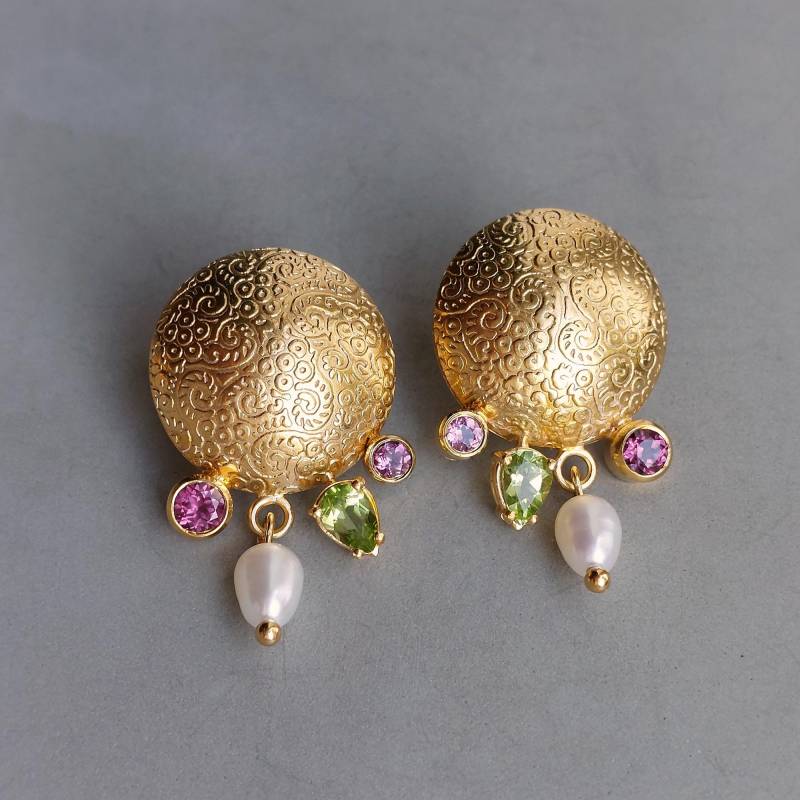 Große Farbstein-Button-Ohrstecker 24 Karat Goldplattiert Handgearbeitet Mit Rhodolith, Peridot Und Kleinen Zuchtperlen - Dsiho von Dsiho
