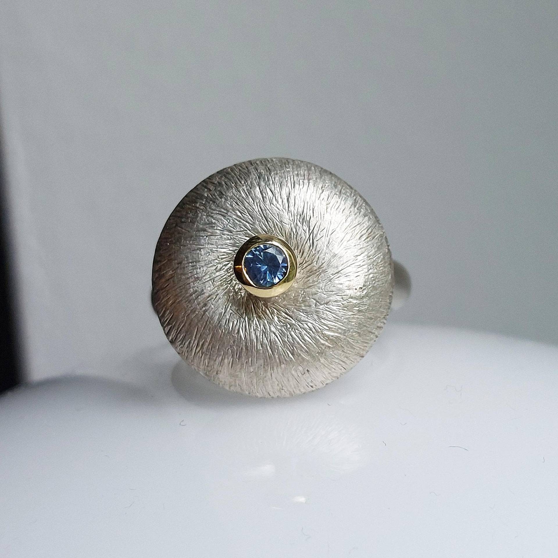 Großer Silberlinsen-Ring Mit Blauem Saphir Gr. 55 Handgearbeitet in 585 Gold Gefasstem Edelstein Im Brillantschliff - Dsiho von Dsiho