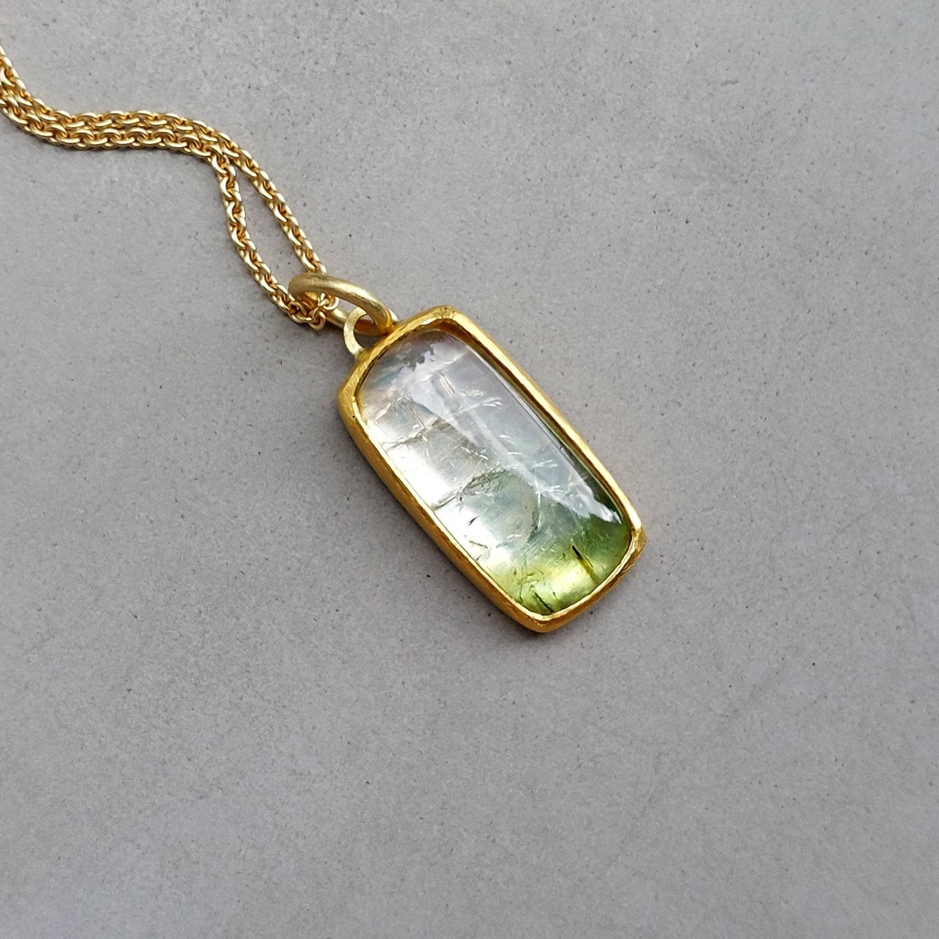 Großer Weiß-Grüner Turmalinanhänger in 999 Und 750 Gelbgold Handgearbeitet Mit Edelstein Cabochon Im Länglich-Eckigen Antikschliff - Dsiho von Dsiho