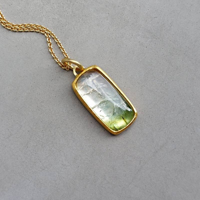 Großer Weiß-Grüner Turmalinanhänger in 999 Und 750 Gelbgold Handgearbeitet Mit Edelstein Cabochon Im Länglich-Eckigen Antikschliff - Dsiho von Dsiho