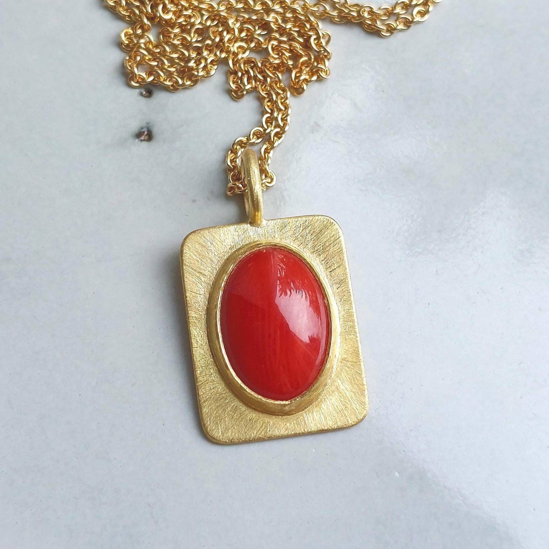 Korallenanhänger 750 Gold Handgearbeitet Mit Rotem Ovalen Mittelmeerkorallen-Cabochon Auf Einer Rechteckigen Gelbgoldplatte - Dsiho von Dsiho