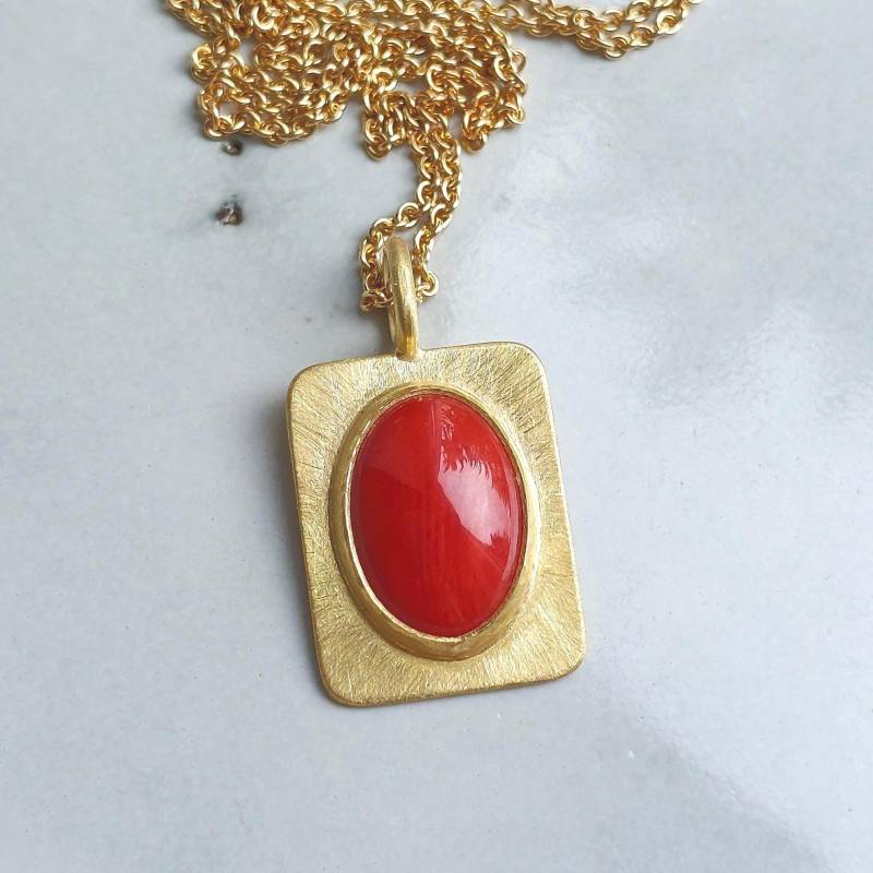 Korallenanhänger 750 Gold Handgearbeitet Mit Rotem Ovalen Mittelmeerkorallen-Cabochon Auf Einer Rechteckigen Gelbgoldplatte - Dsiho von Dsiho