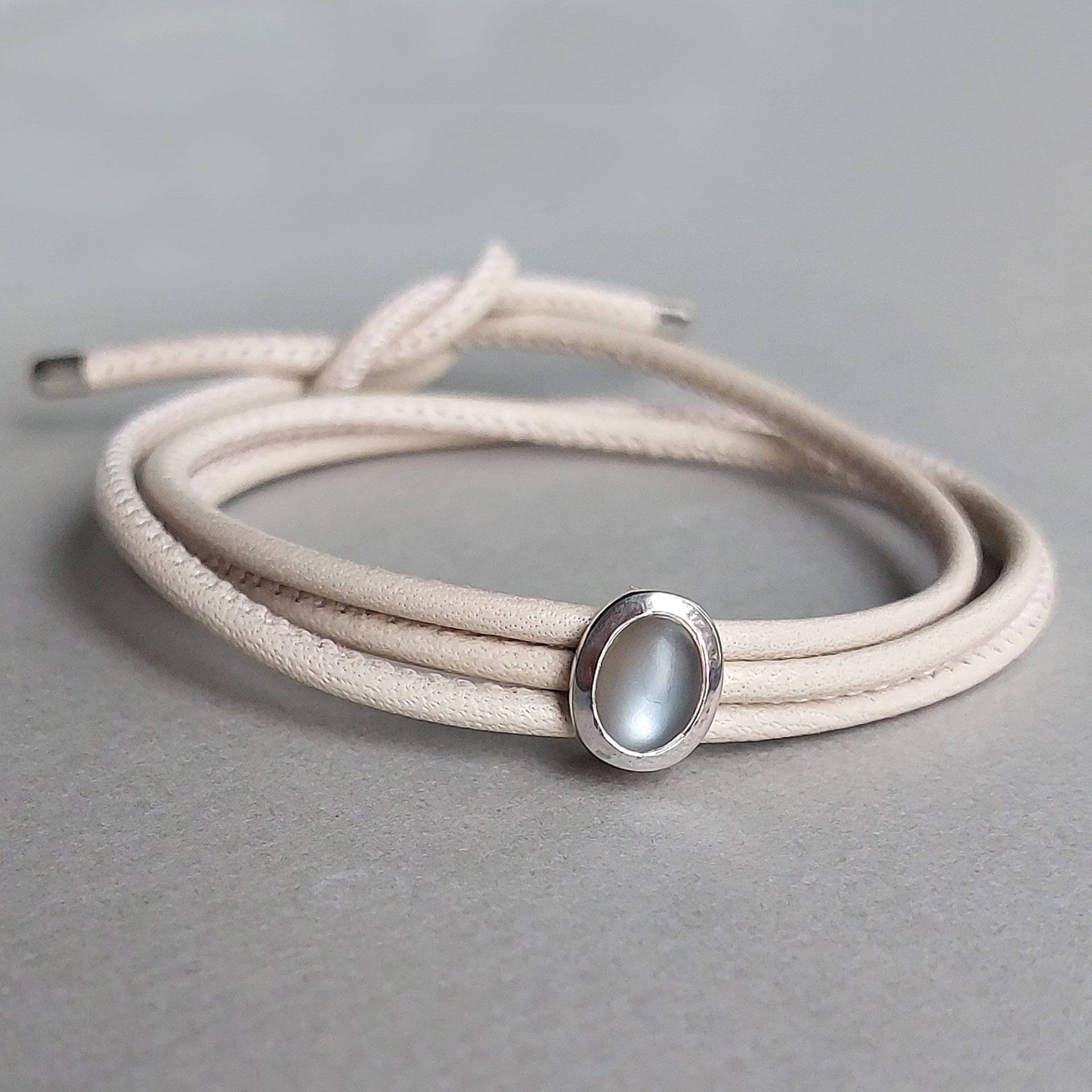 Lederarmband Mit Mondsteincabochon, Gewickeltes Hellbeiges Lammleder-Armband Silbrig Grau Schimmerndem Mondstein in 925 Silber - Dsiho Lederarmband Mit Mondsteincabochon, Gewickeltes Hellbeiges Lammleder-Armband Silbrig Grau Schimmerndem Mondstein in 925 Silber - Dsiho von Dsiho