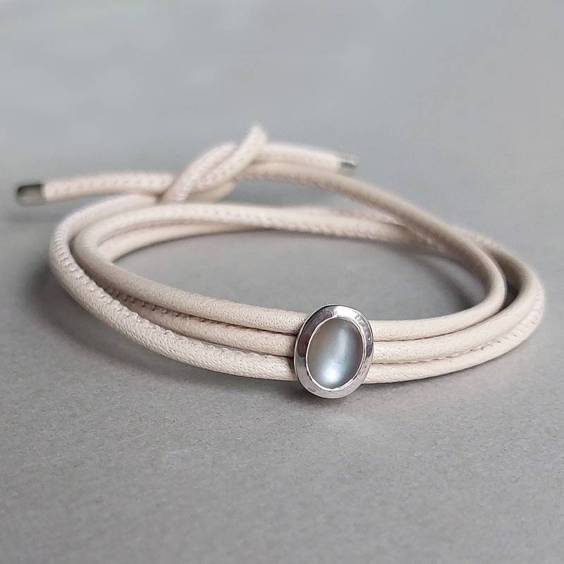 Lederarmband Mit Mondsteincabochon, Gewickeltes Hellbeiges Lammleder-Armband Silbrig Grau Schimmerndem Mondstein in 925 Silber - Dsiho Lederarmband Mit Mondsteincabochon, Gewickeltes Hellbeiges Lammleder-Armband Silbrig Grau Schimmerndem Mondstein in 925 Silber - Dsiho von Dsiho